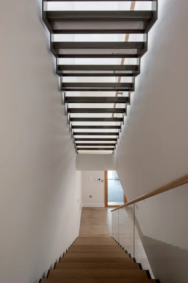  The design language of the stair continues up to the 2nd floor where a skylight above filters the light through the flight to give it flaoting feel.&nbsp; 