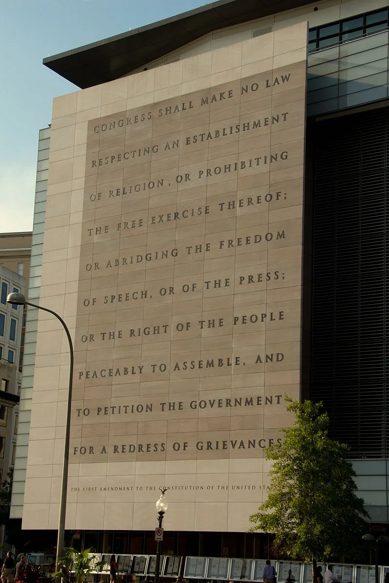 The First Amendment on the facade of the Newseum in Washington (photo by Mike Peel, www.mikepeel.net)