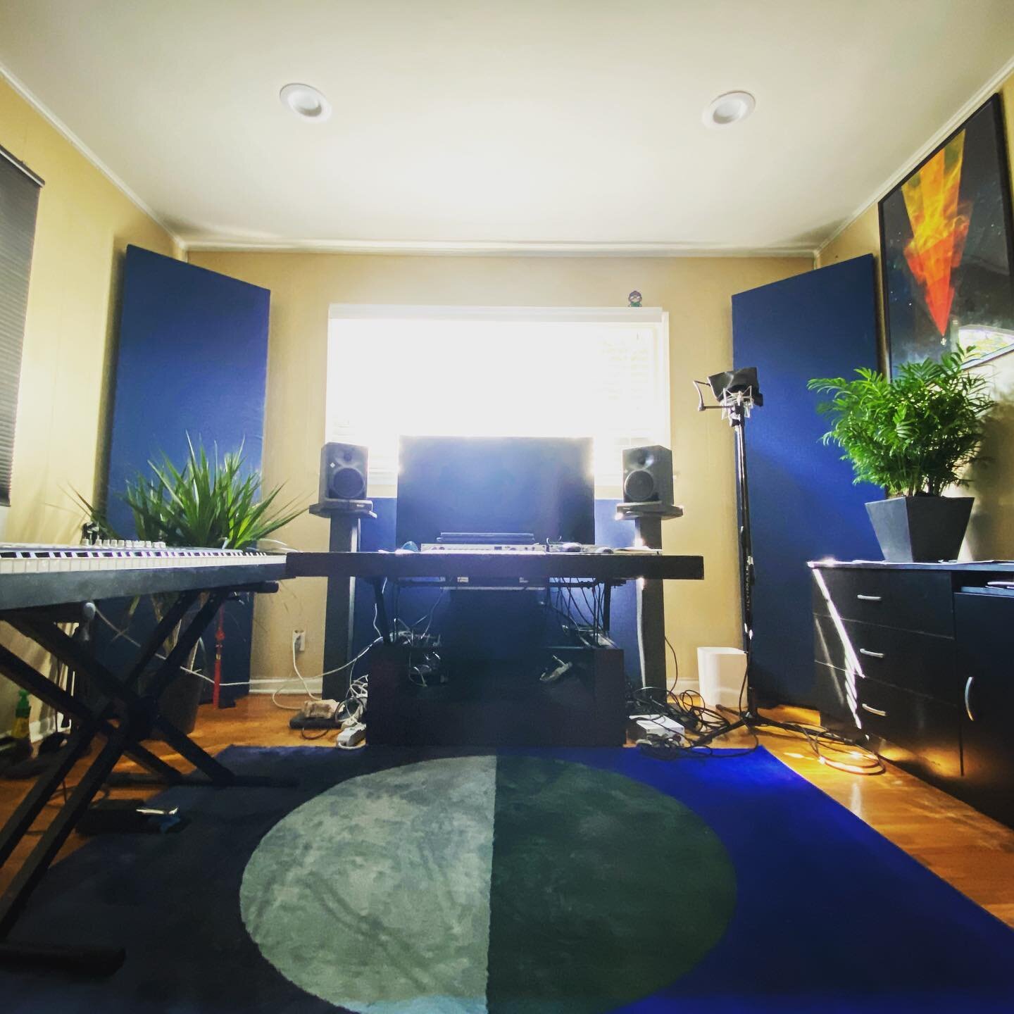 🟦 Slowly getting setup in my new spot here in LA. I moved out of my last real studio space about a year ago and only started acquiring new gear very recently. Been loving getting into the blue color scheme again. What else does this room need?
.
.
.