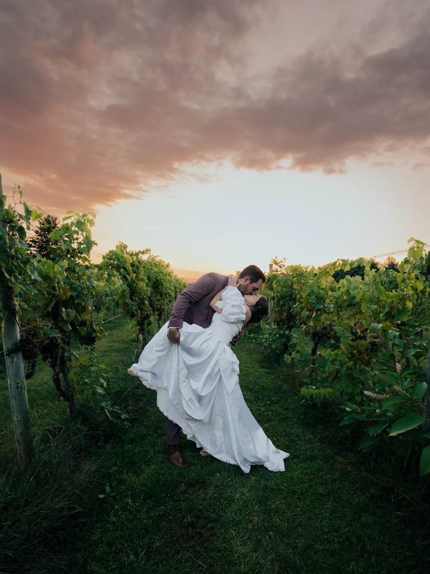 What your photographer sees vs what you see 🔥 

#Phillywedding #phillyweddingphotographer #lehighvalleyweddingphotographer #sunset #sunsetwedding
