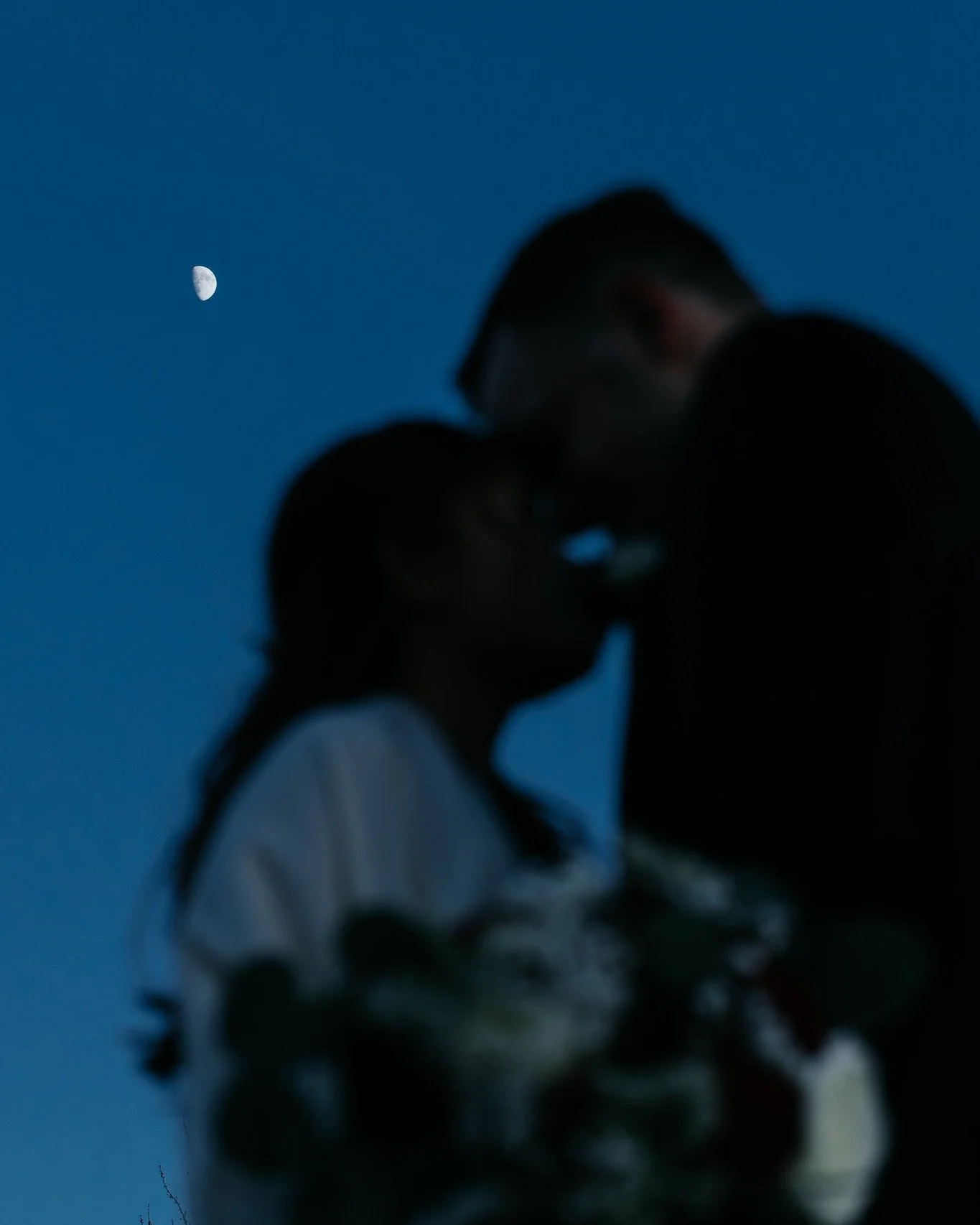 a kiss under the moon 🌙

Shot while assisting @inthemixeventgroup @marymcintyrephotographer 

#paphotographer #paweddingphotographer #lehighvalleyphotographer #lehighvalleyweddings #weddinginspo