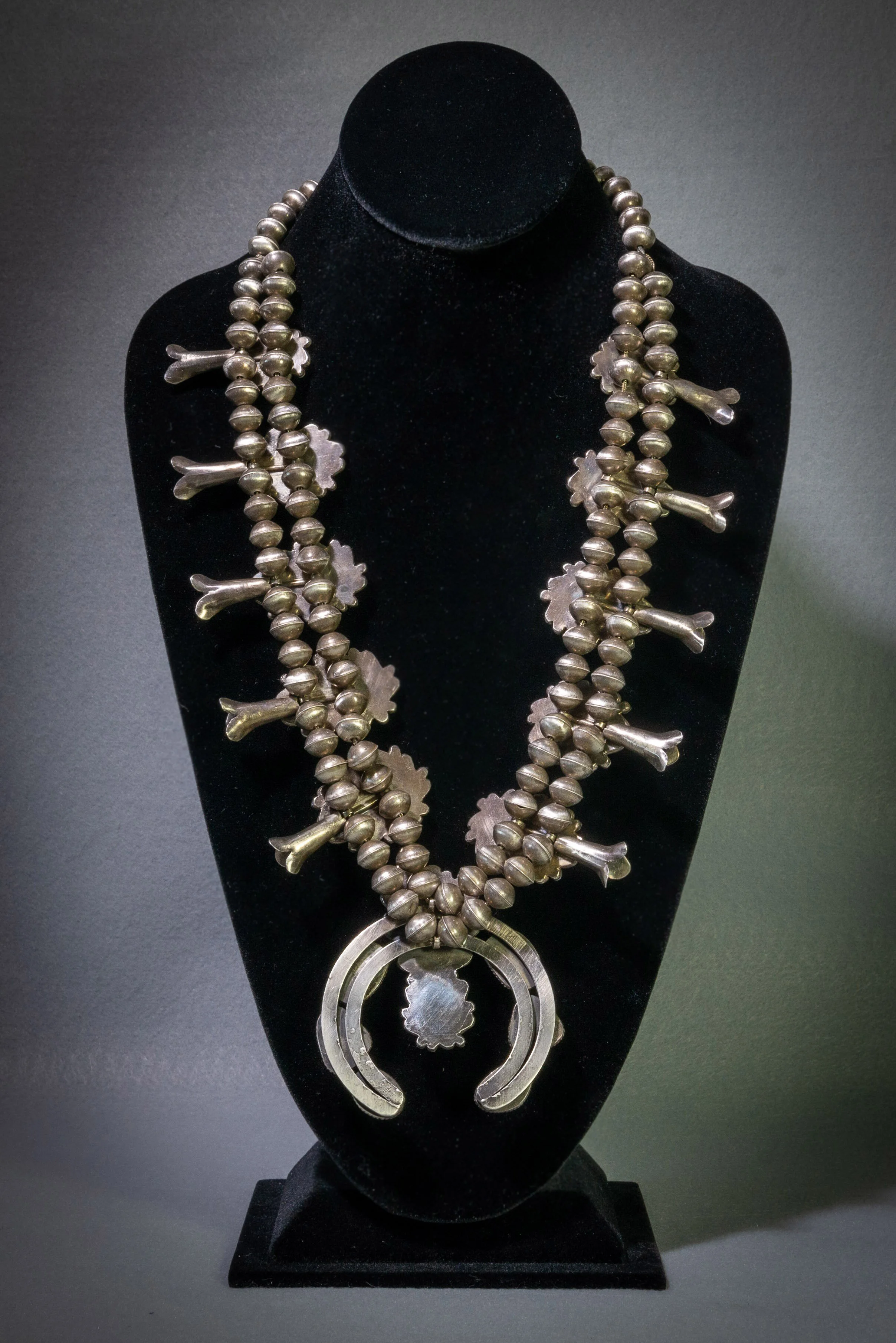 BEAUTIFUL SQUASH BLOSSOM NECKLACE. BISBEE TURQUOISE.