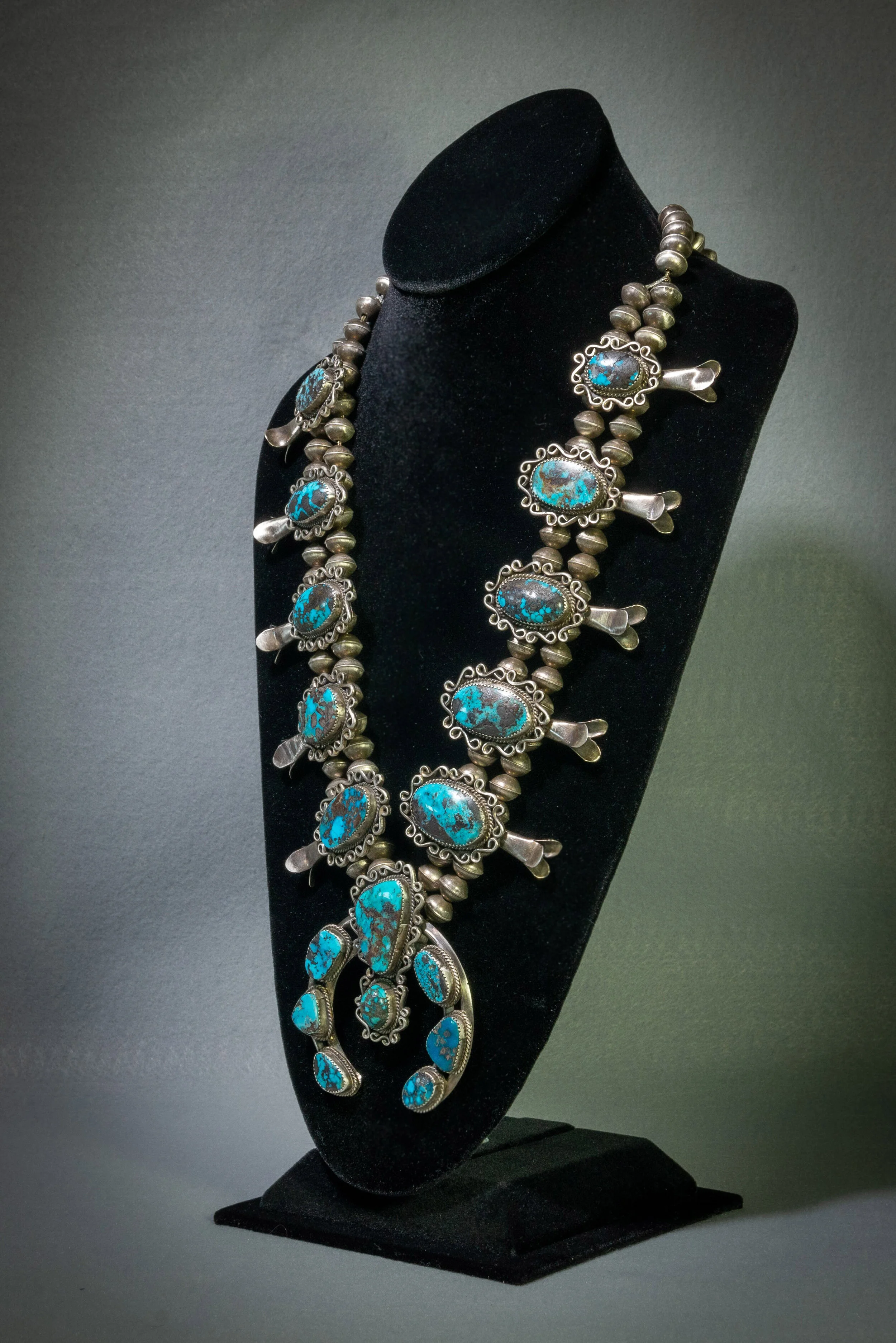 BEAUTIFUL SQUASH BLOSSOM NECKLACE. BISBEE TURQUOISE.