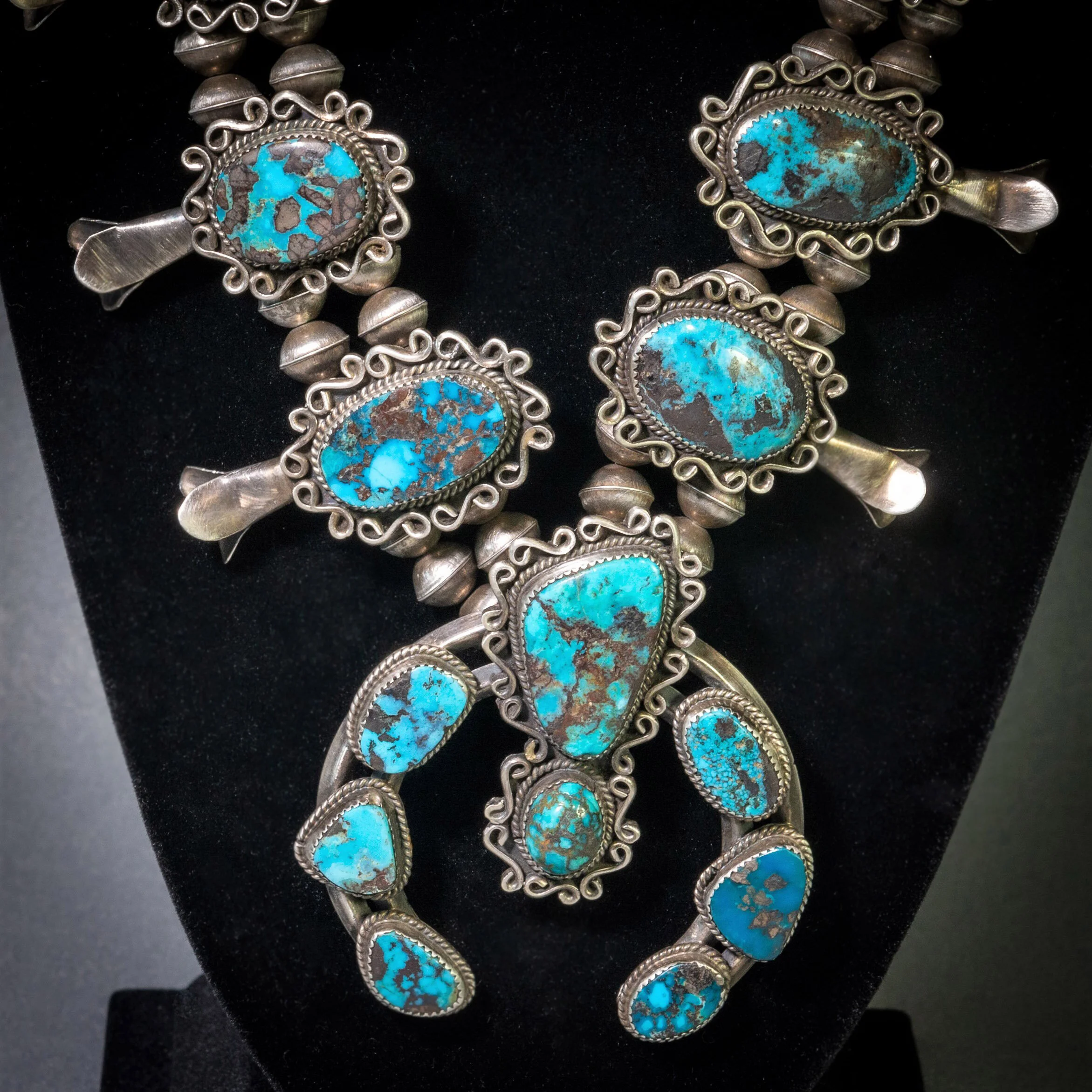 BEAUTIFUL SQUASH BLOSSOM NECKLACE. BISBEE TURQUOISE.