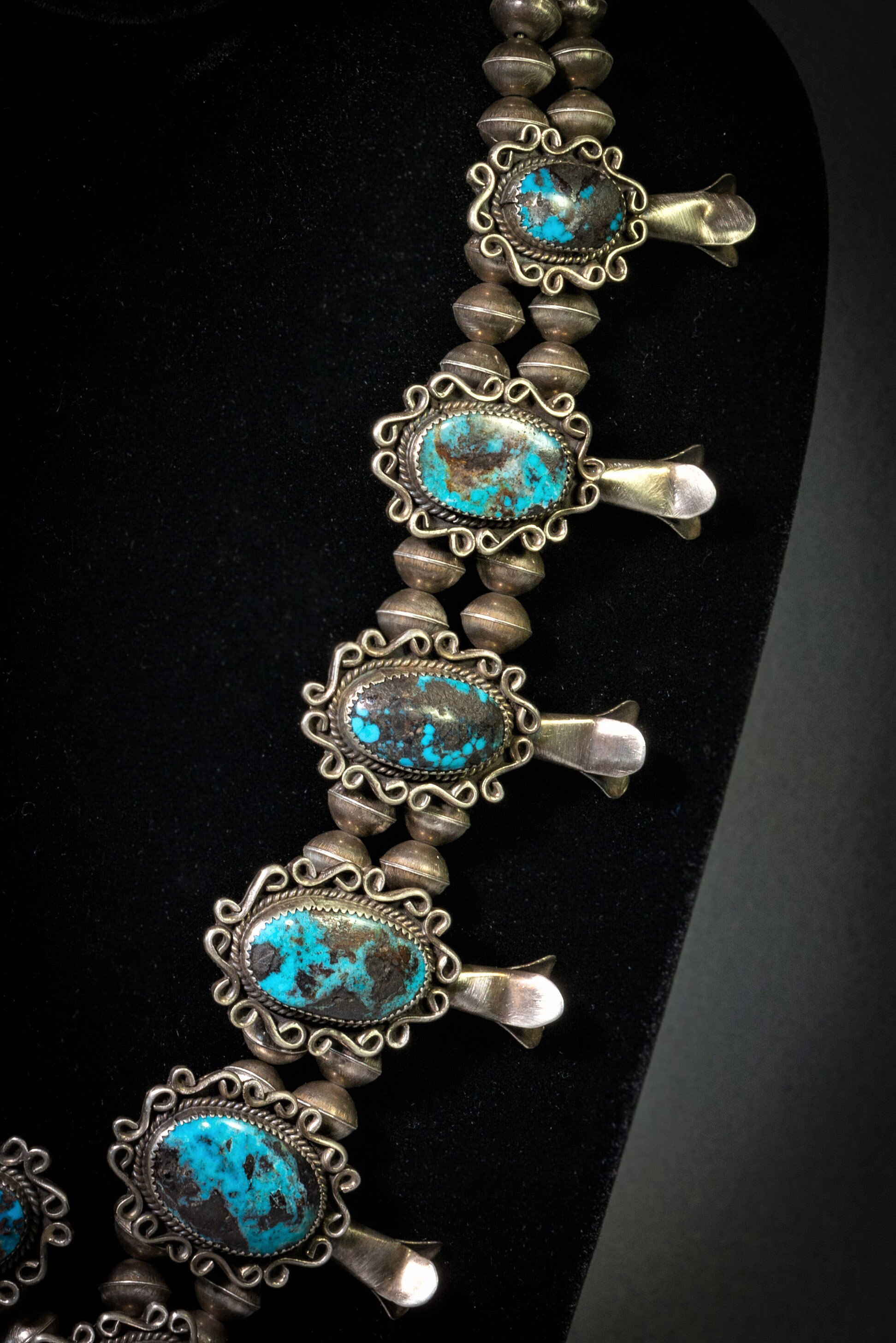 BEAUTIFUL SQUASH BLOSSOM NECKLACE. BISBEE TURQUOISE.