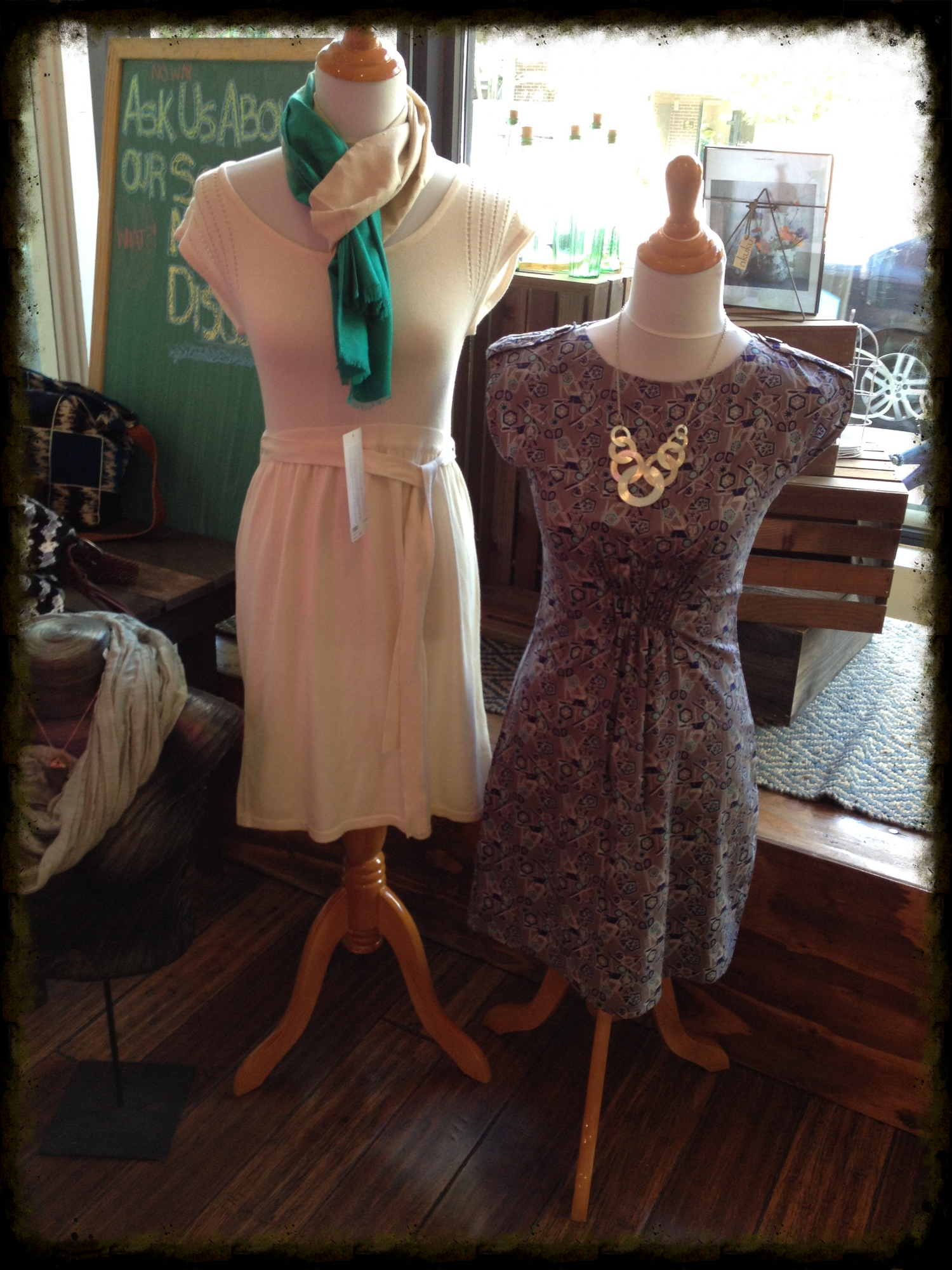 Cute dresses, right? 