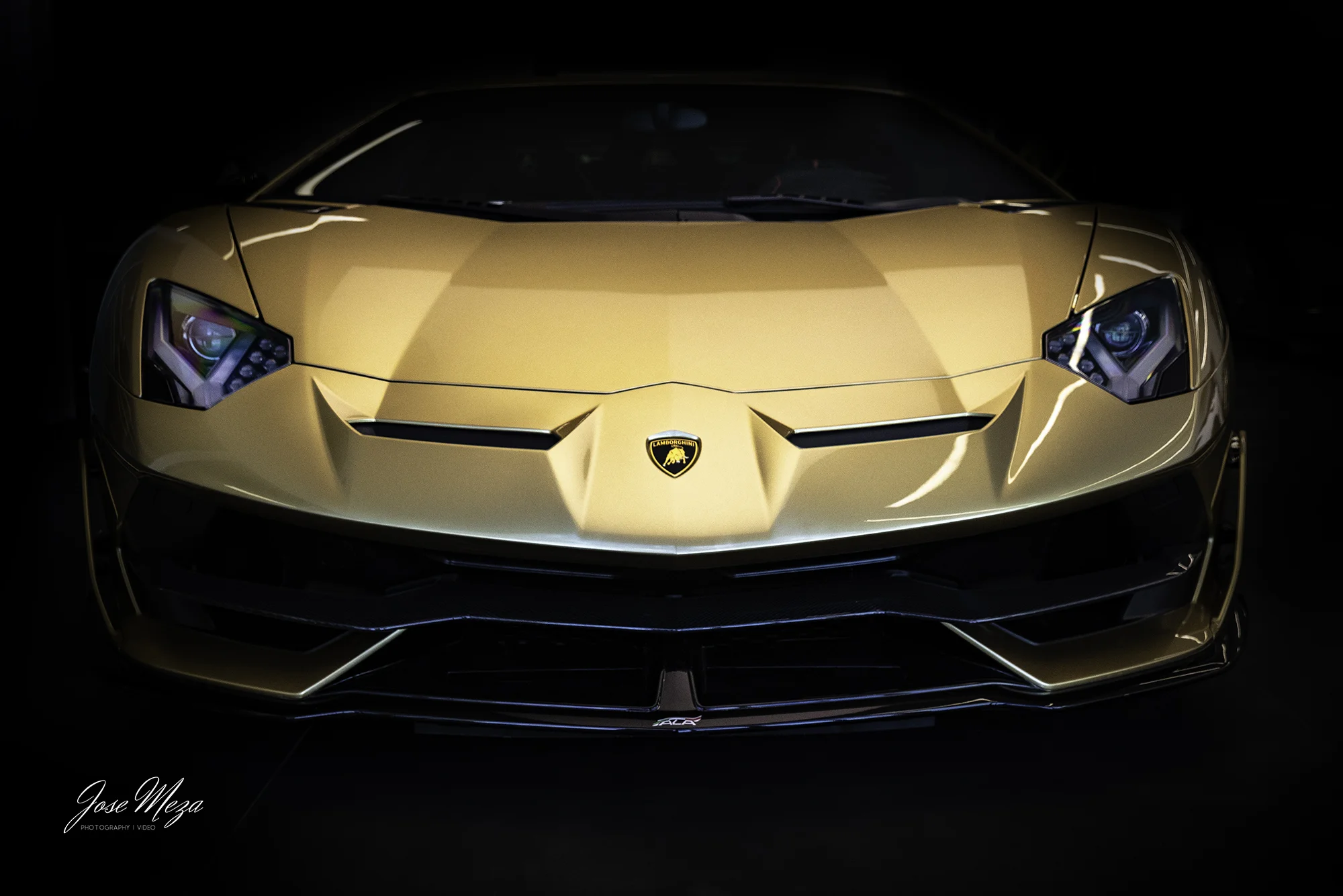 Golden Lamborghini Aventador SVJ.jpg