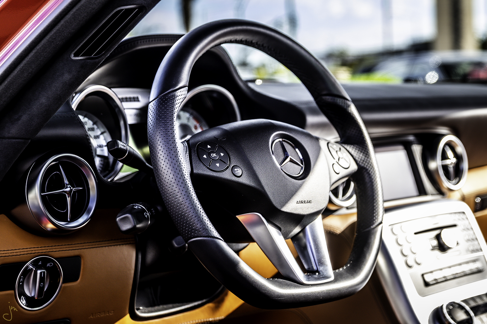 Inside Benz Gullwing SLS_Driver.jpg