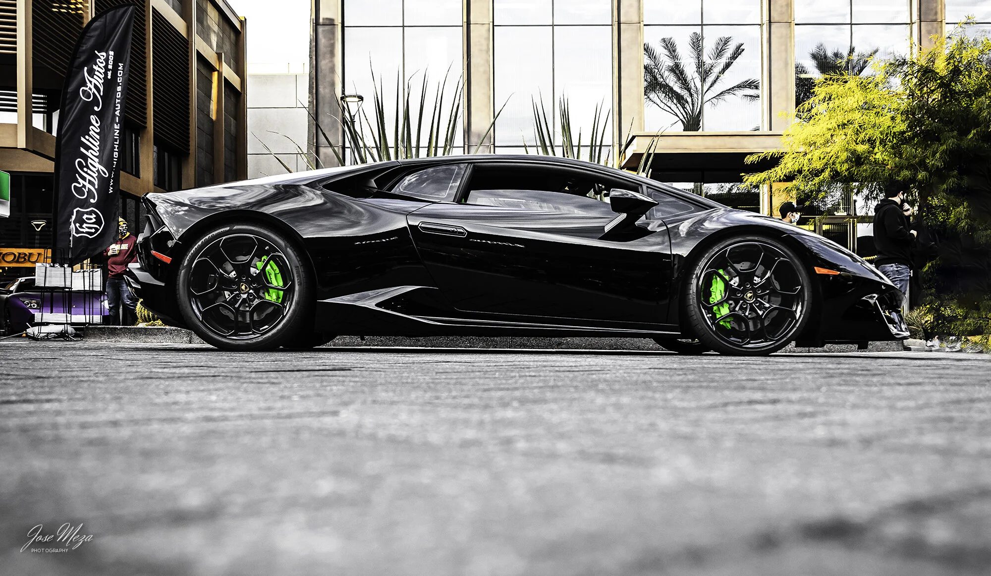 Lamborghini Huracan_Black_Sideview.jpg
