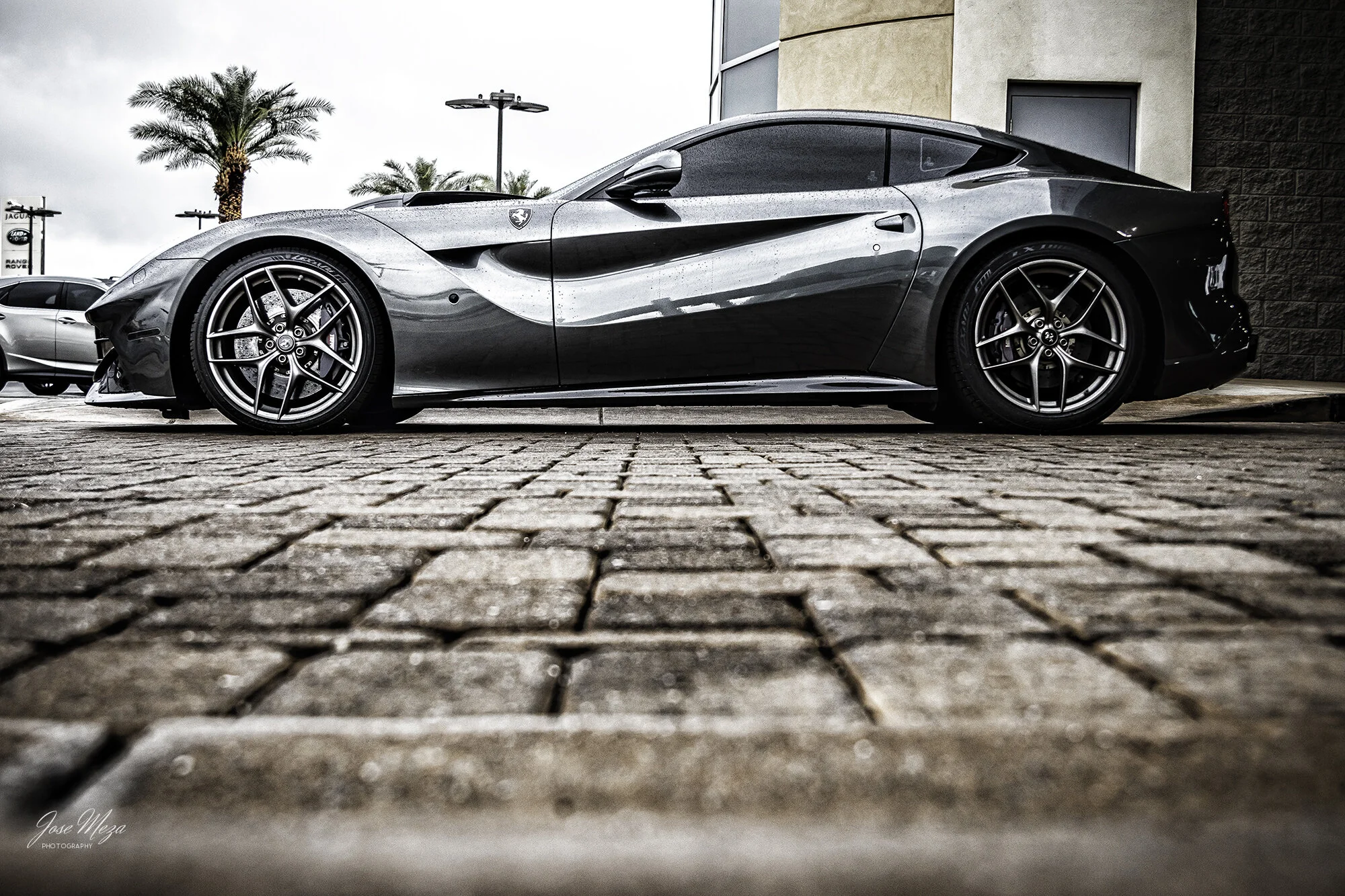 Ferrari F12 Berlinetta_Gray_Sideview.jpg
