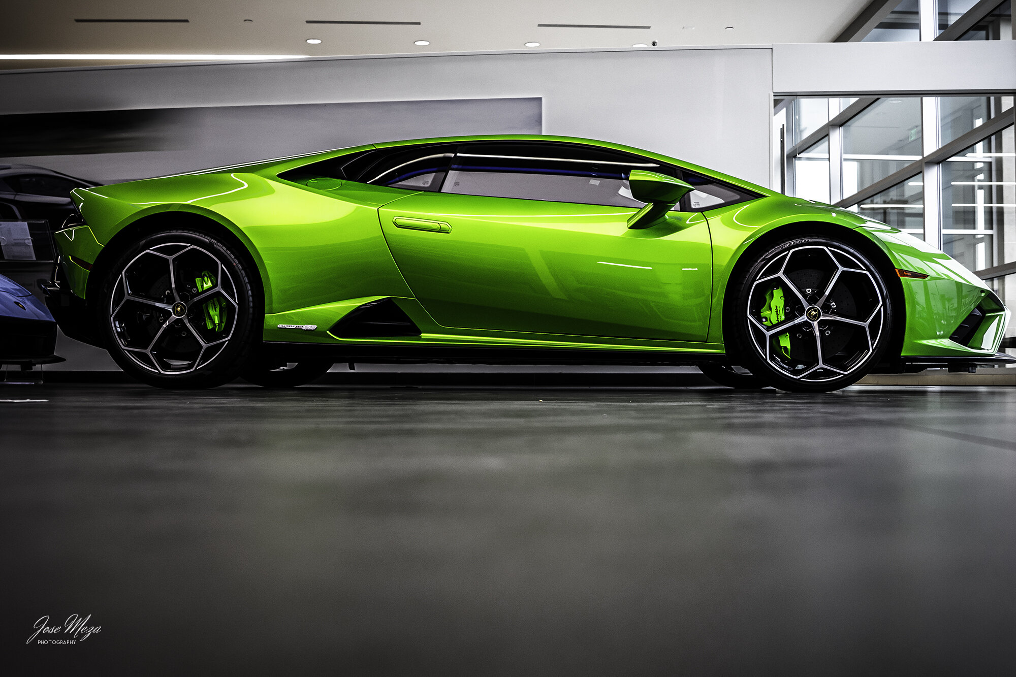 Lamborghini Huracan V10_Green_sideview.jpg