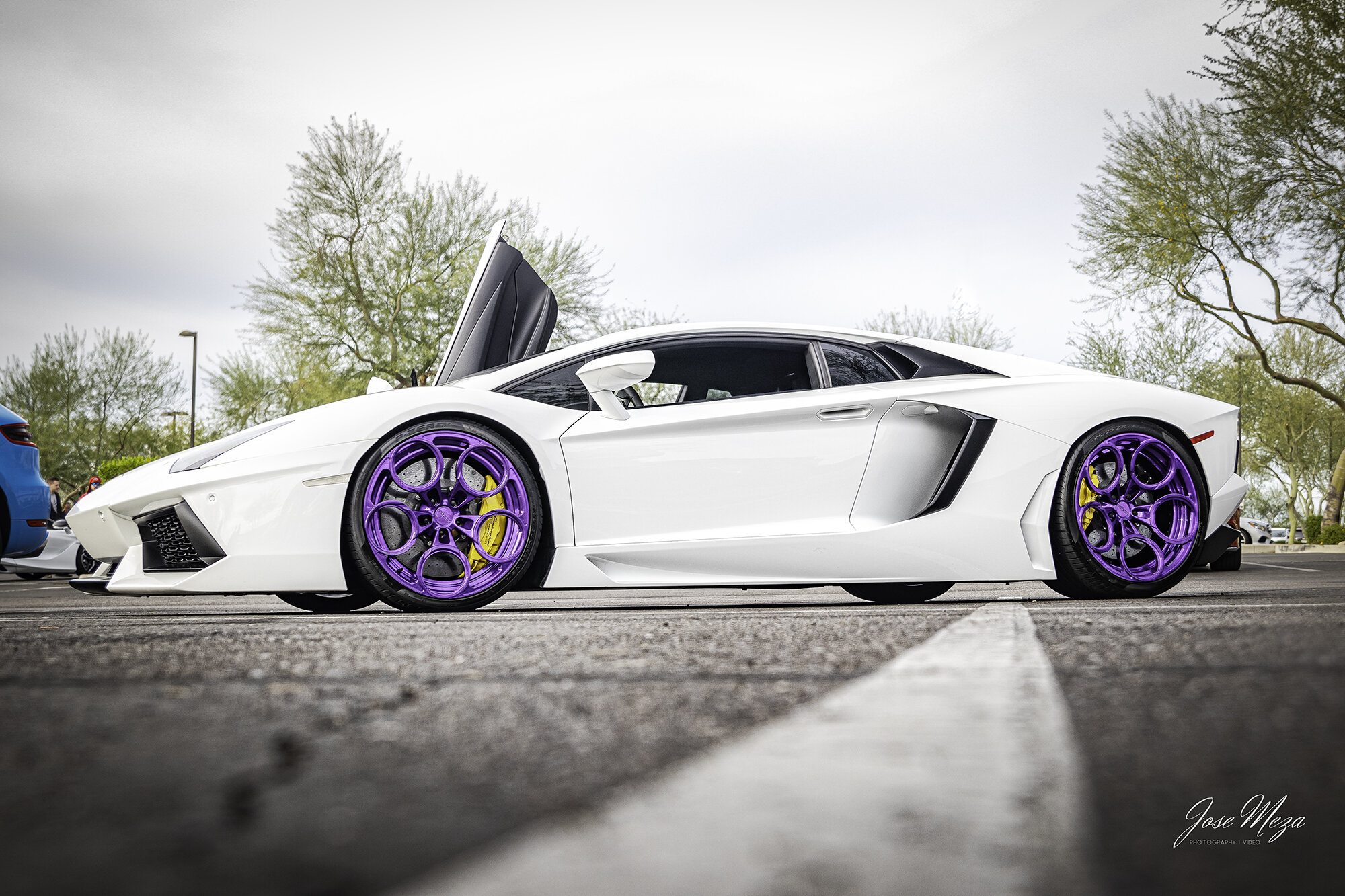 Lamborghini Aventador_WhitePurpleWheels.jpg
