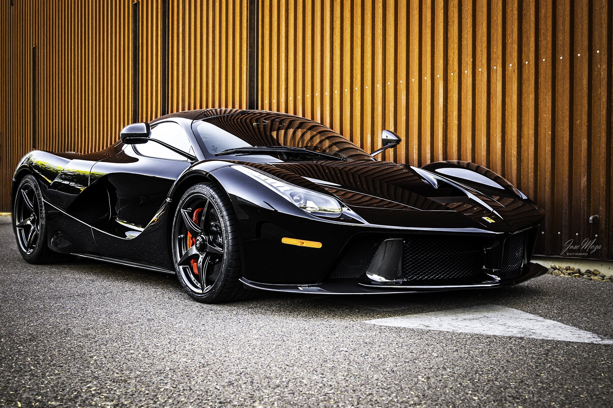 LeFerrari Ferrari_Black_Front Qtr.jpg