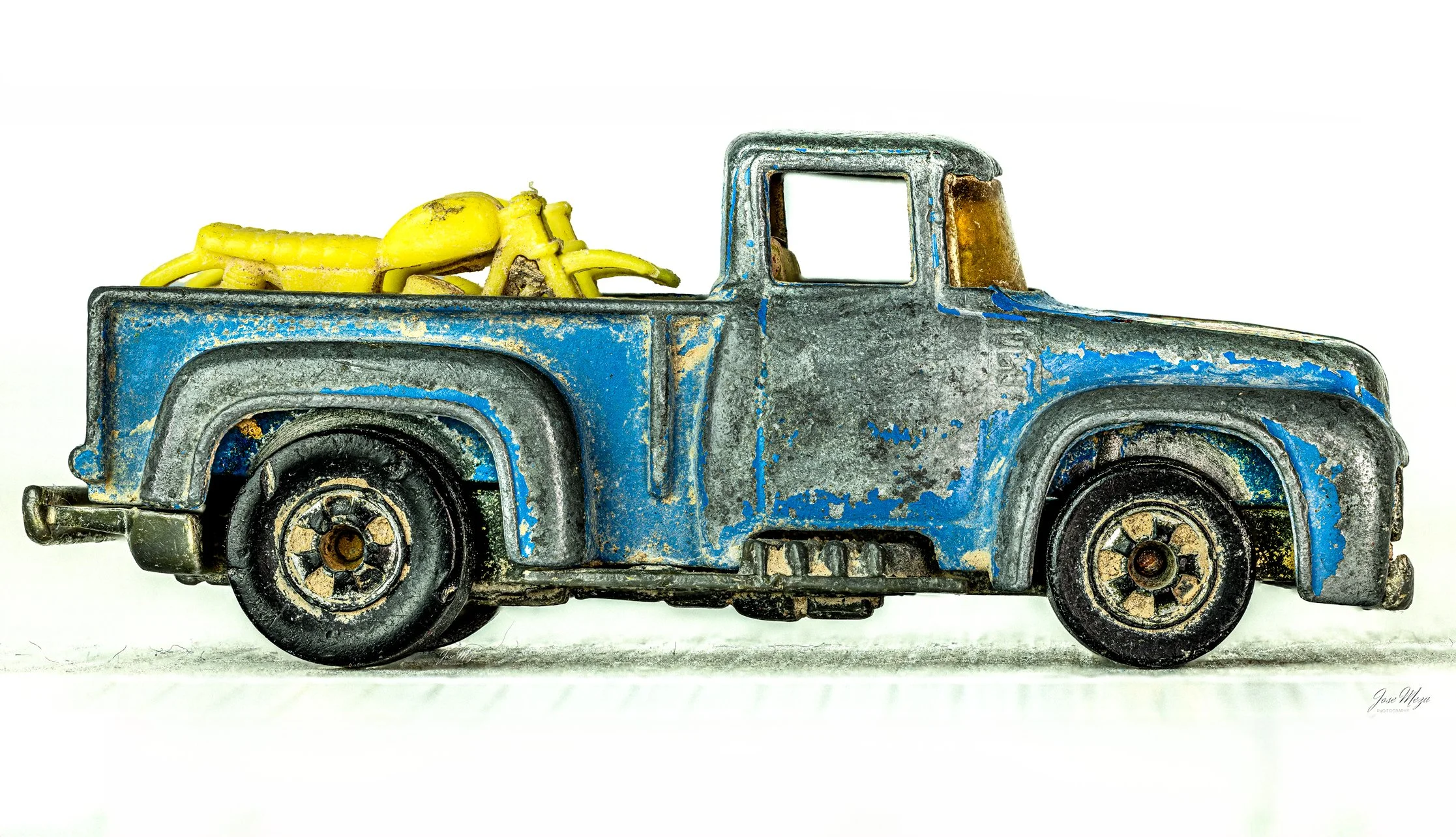 HotWheels-Old-Blue-Ford-Truck_bikes_Sideview.jpg