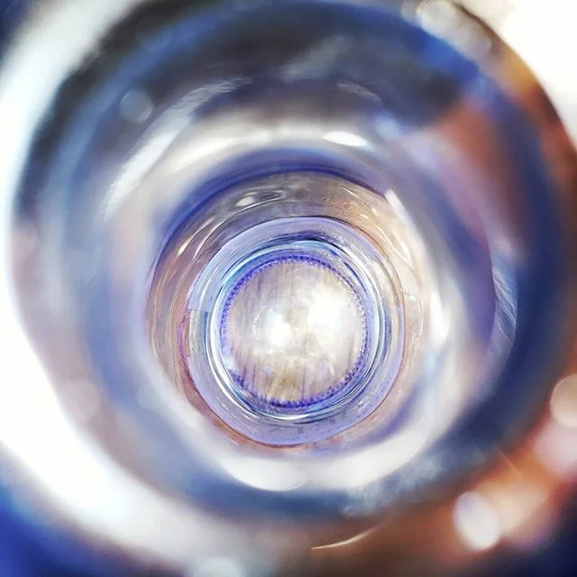 Agua.
.
.
.
.
.
.
.
.
.
.
#barcelona #arte #makestuff #artoftheday #artoftheeveryday #macroart #macro #macrophotography #closeup #reflection #agua #bright #light #abstrakt #abstract #abstractphotography #abstractart #canadianartist #artgrad #instart 