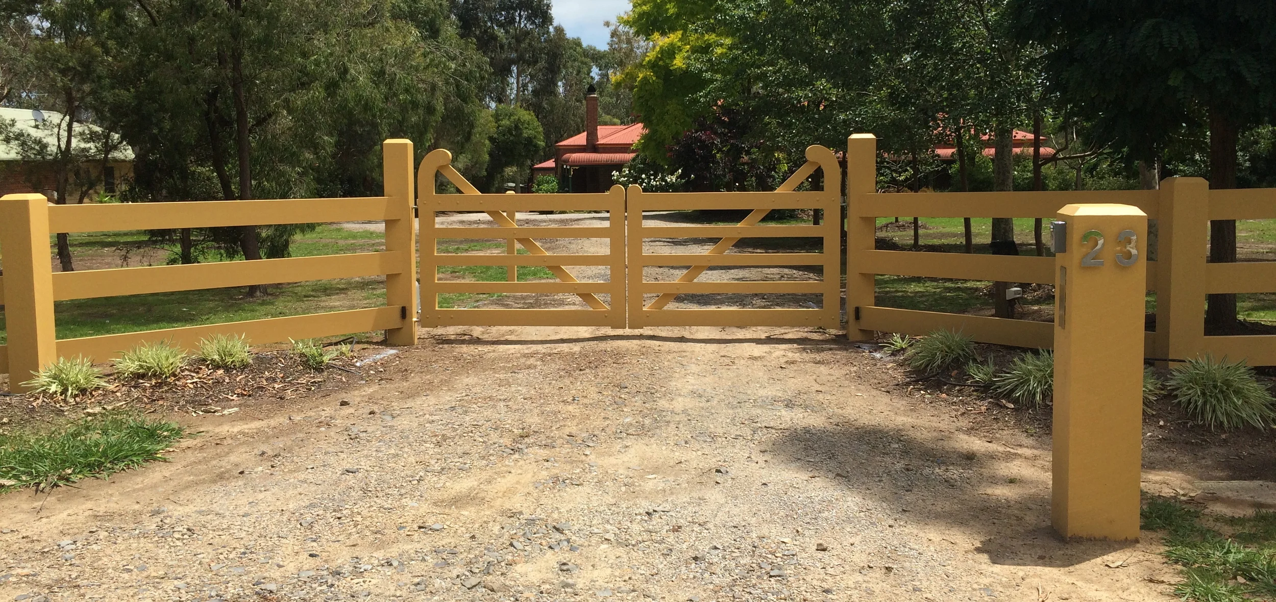 Job completed. Automation accessories included: Entry and exit lockable push buttons. Extra wireless remote. Antenna for extra range. Battery back up. Laser safety beams to prevent the gates form closing onto passing cars.