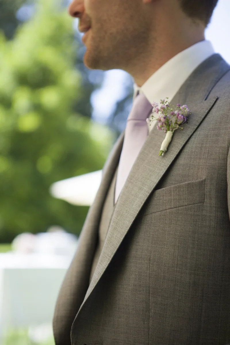 Bräutigam mit Blumendetail