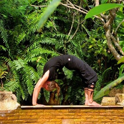 Bilden i ljuvt minne från Thailand och i samarbete med fantastiska @saprema ❤️💚
.
Jag har haft förmånen att ha blivit sponsrad att bära dessa yoga-och danskläder under åren. Nu kommer Anna Asplund som driver Saprema ta en paus och fokusera på