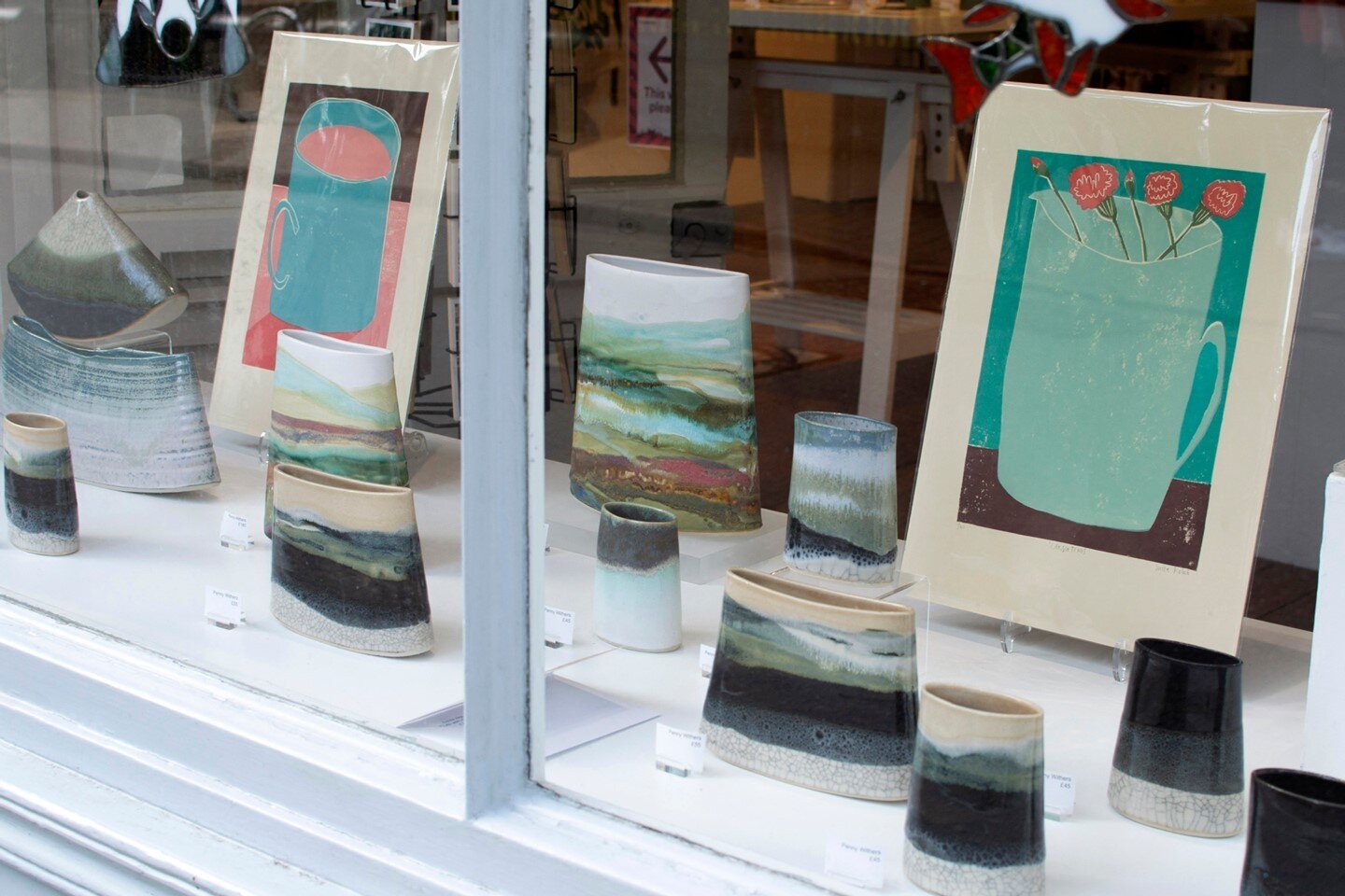 Gorgeous vessels by @pennywithers paired with original linocuts by @luizaholub in our window 😍 We love how Luiza's prints pick up on the colours in Penny's glazes!⁠
⁠
⁠
www.cambridgecrafts.co.uk⁠
⁠
⁠
⁠
#cambridge #lovecambridge #artgallery #independ