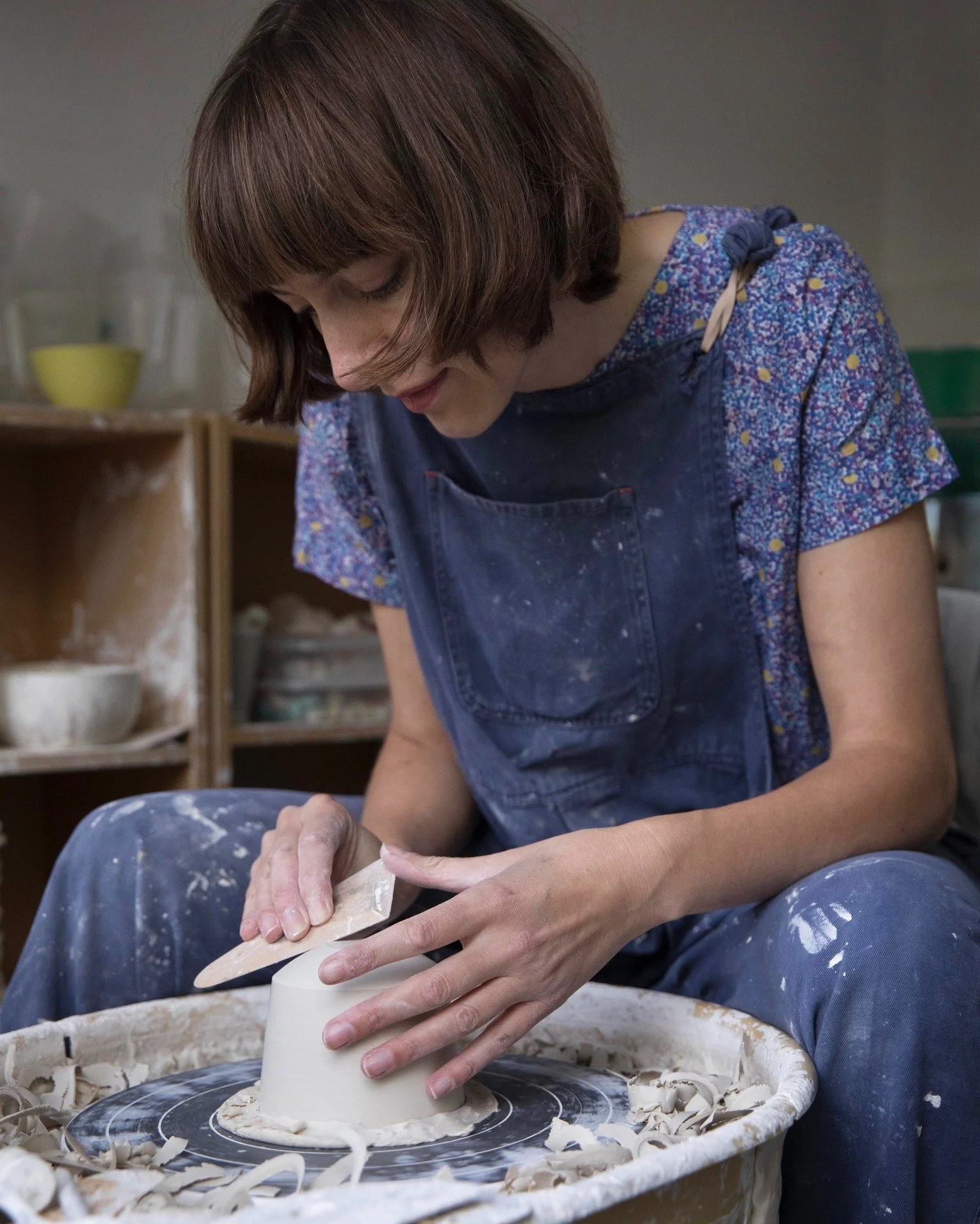 A great snap of Vicky Hageman at work in her studio! Vicky studied in Edinburg and now works in her garden studio on the North Kent coast. She throws on the wheel using porcelain clay and creates fine pieces that are also great for everyday use. 

Cu