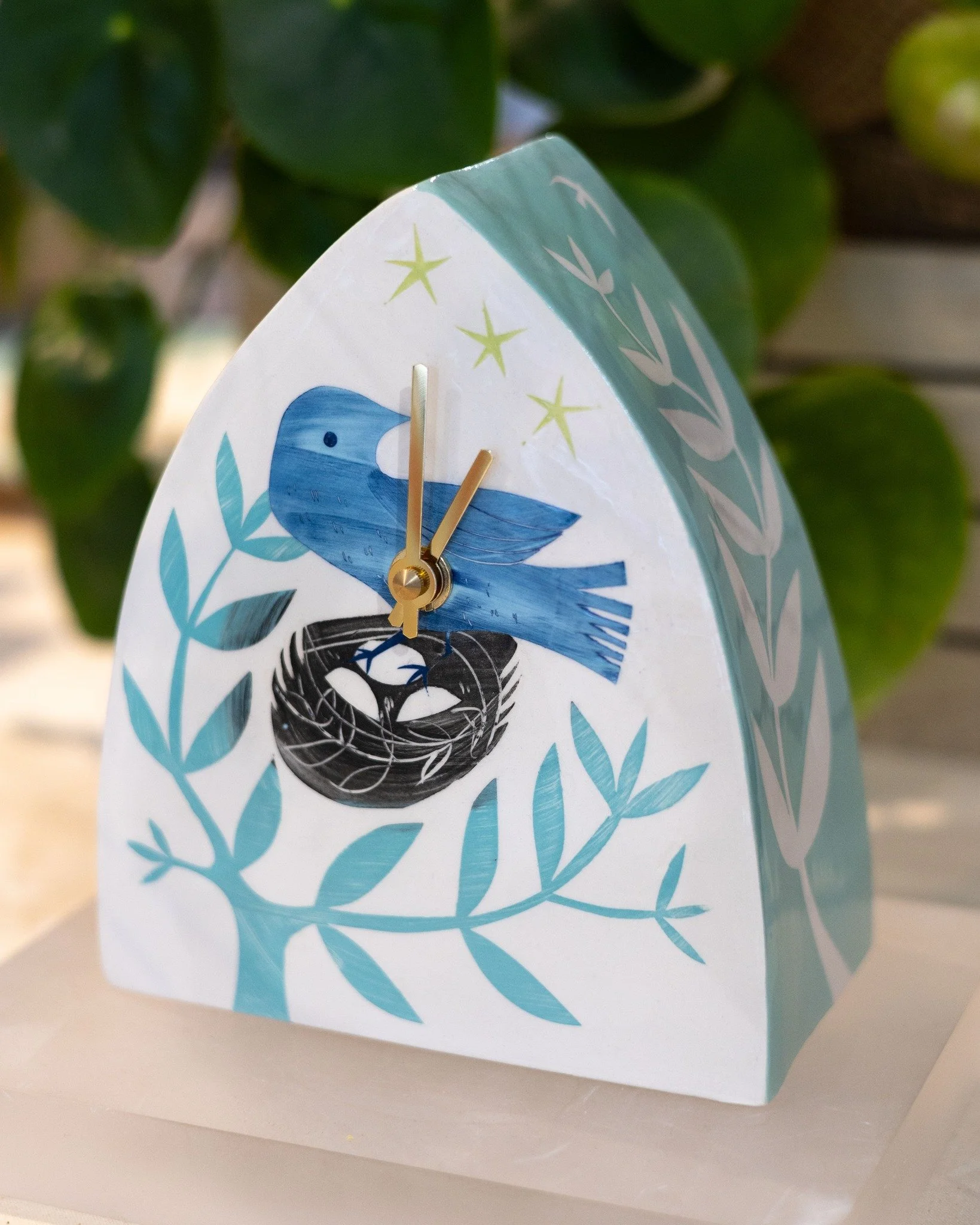 A new delivery has arrived from Devon based artist Alice Gare who's nature inspired ceramics are perfect for spring! Alice hand builds her pieces, she designs transfers from her own prints and uses slips to create her unique designs. 

@welcombepotte