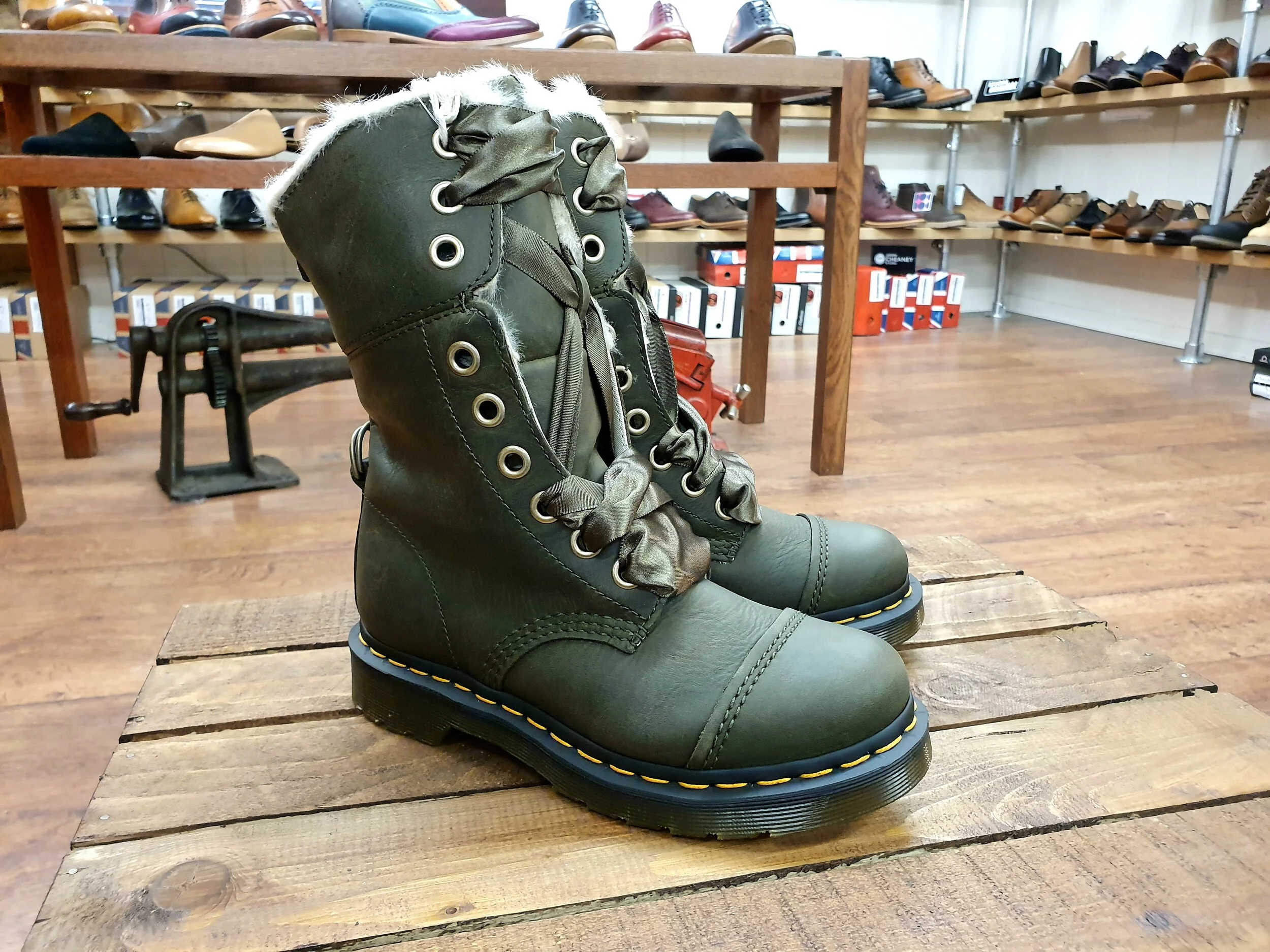 ICOMPRE 2 DE CADA CAJA dr martens aimilita boots Y OBTENGA UN 70% DE  DESCUENTO!