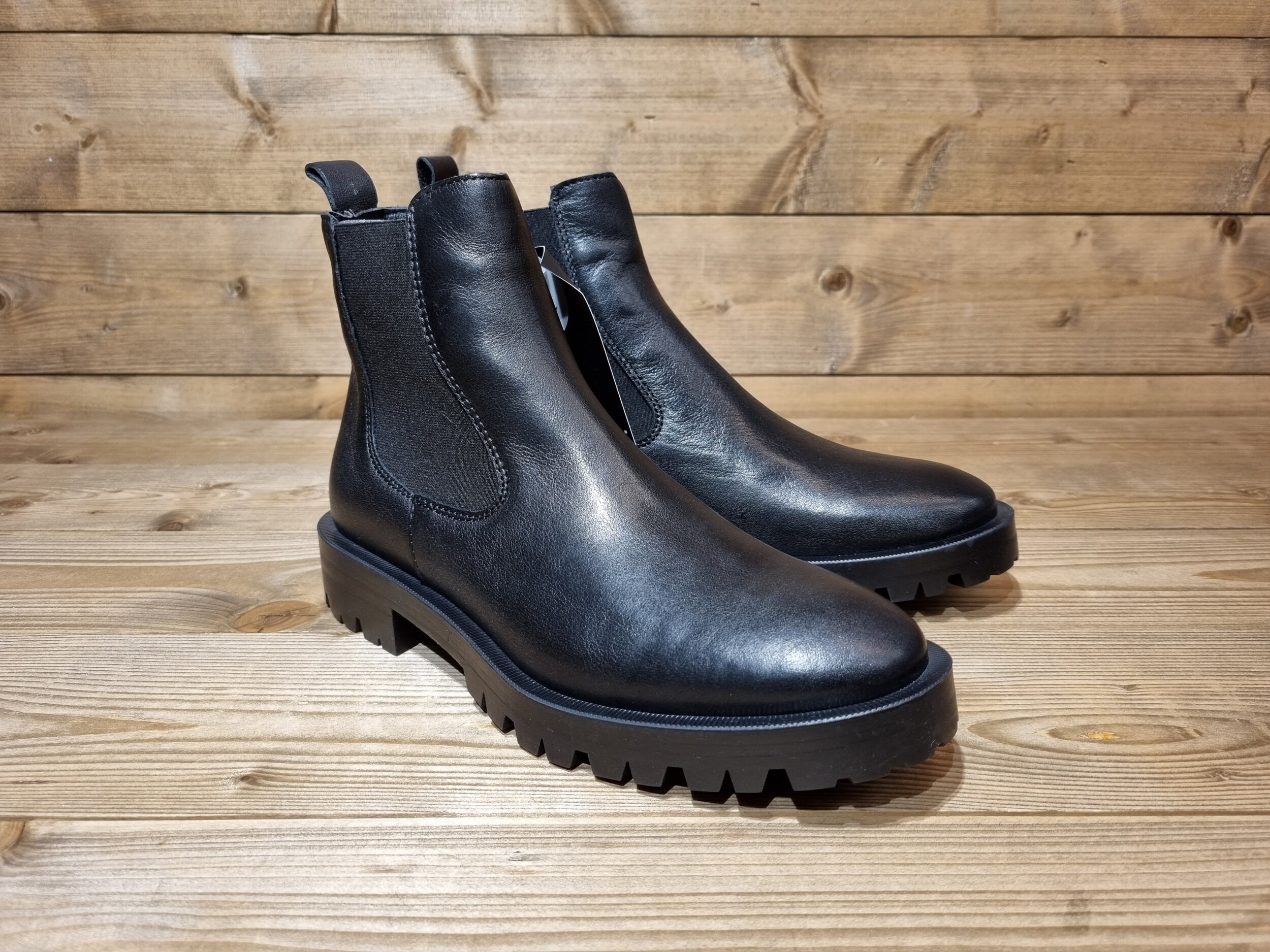ALPE: 2043 Negro — The Whitby Cobbler