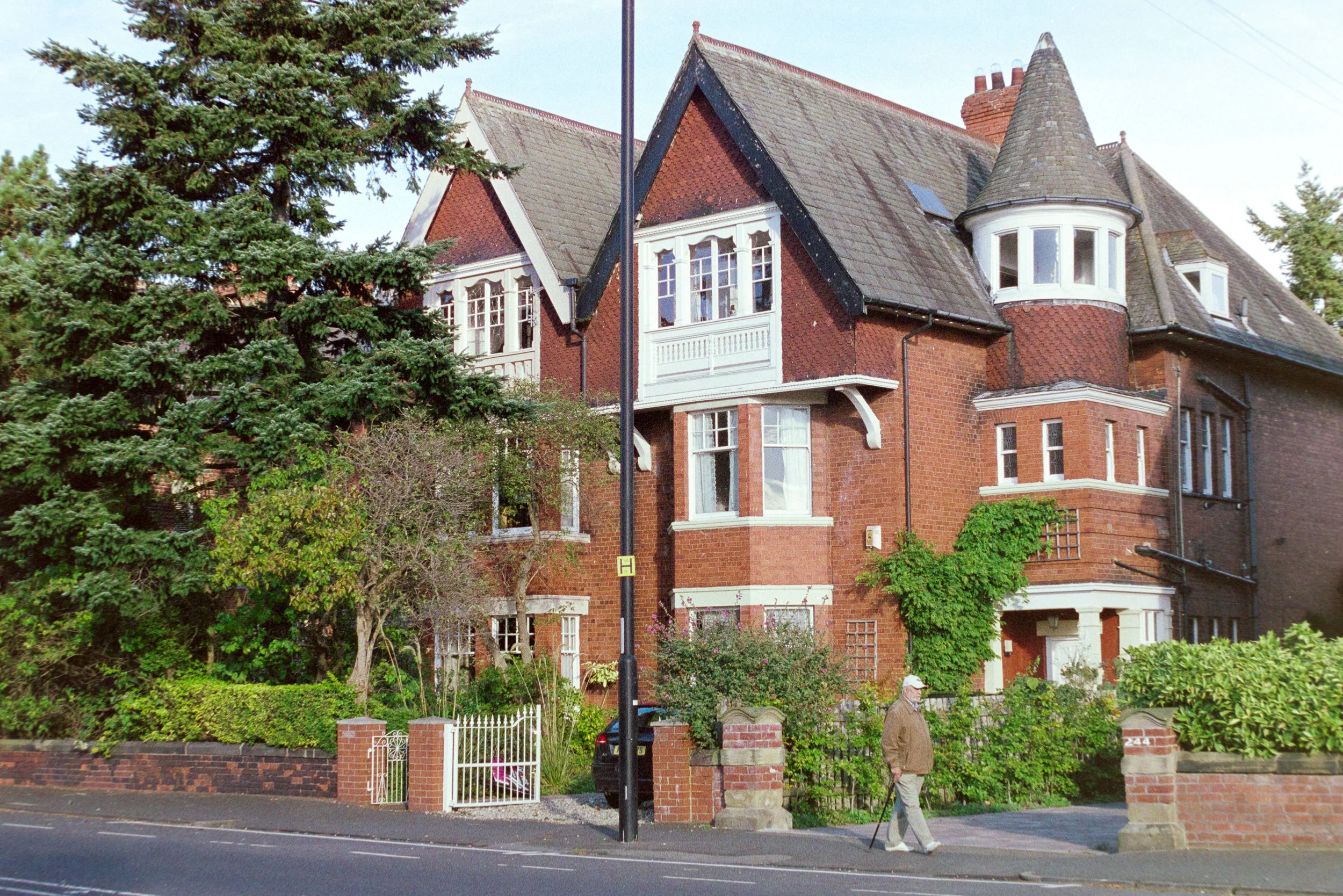 Example of the image quality achievable with this method of scanning using a Canon 550D and 50mm f1.4 lens. | Walking Heaton Road | Fujifilm Superia 400
