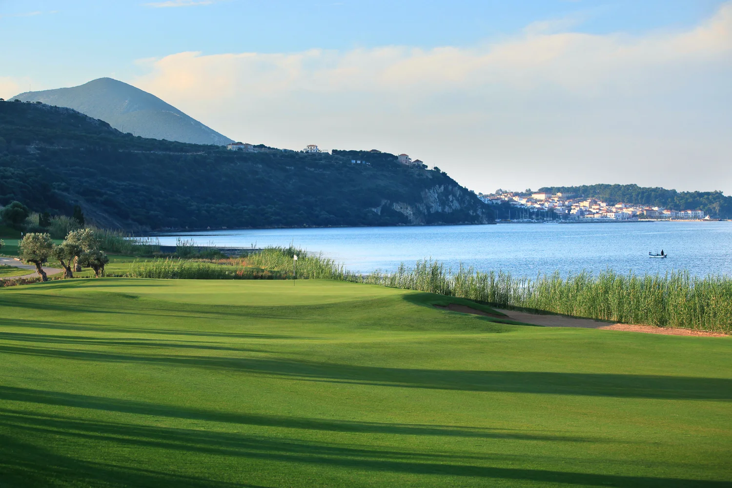 The 4th at the Bay Course is a tempting Par 3 but danger exists for any ball going right.