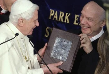 Pope Benedict receives gift from Rabbi Arthur Schneier, April, 18 2008/Max Rossi