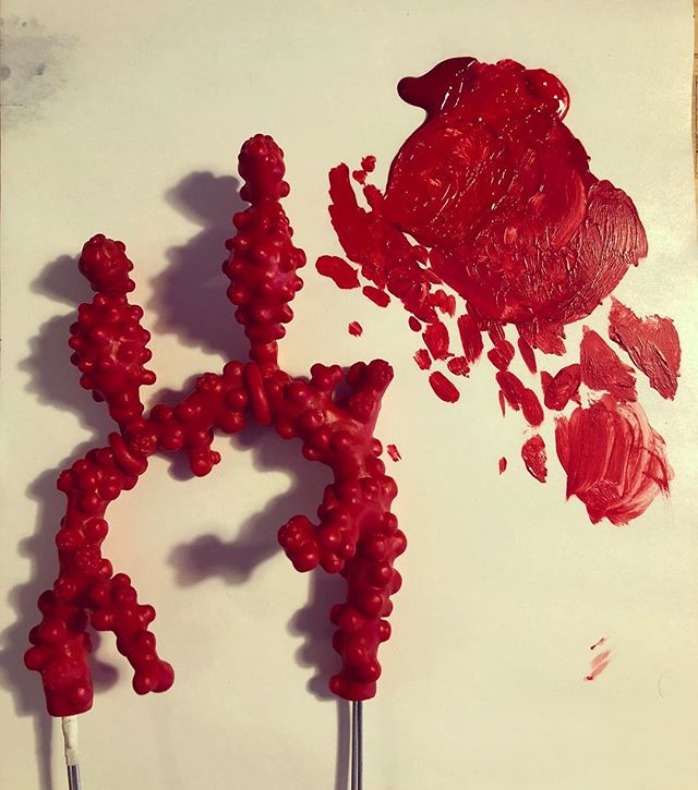 Getting back to it...finally feel like I’ve done enough start-up work on @sscakedesignnyc to start filtering in my regularly scheduled art projects.
#pygmyseahorse #fauxtaxidermy #crueltyfreetaxidermy #seamonsters #natureart #sculpey #sculpture #curiositycabinet