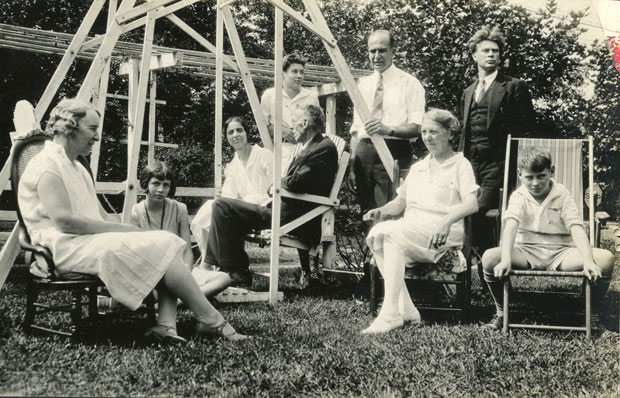 18_entireFamilyLeonia_620.jpg