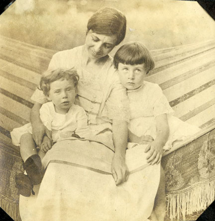 14_GertrudeWithChildren_445.jpg