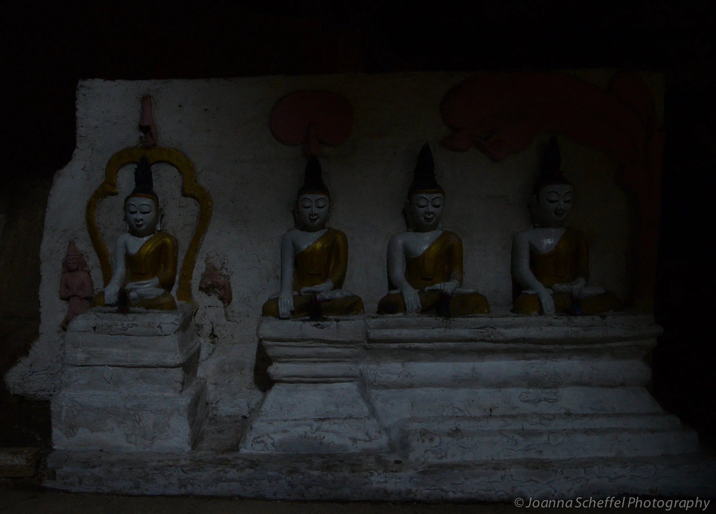 Buddhas in the dark
