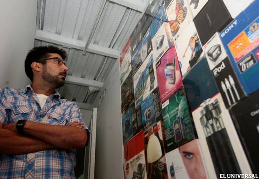 Luis Molina-Pantin apreciando una de sus obras.