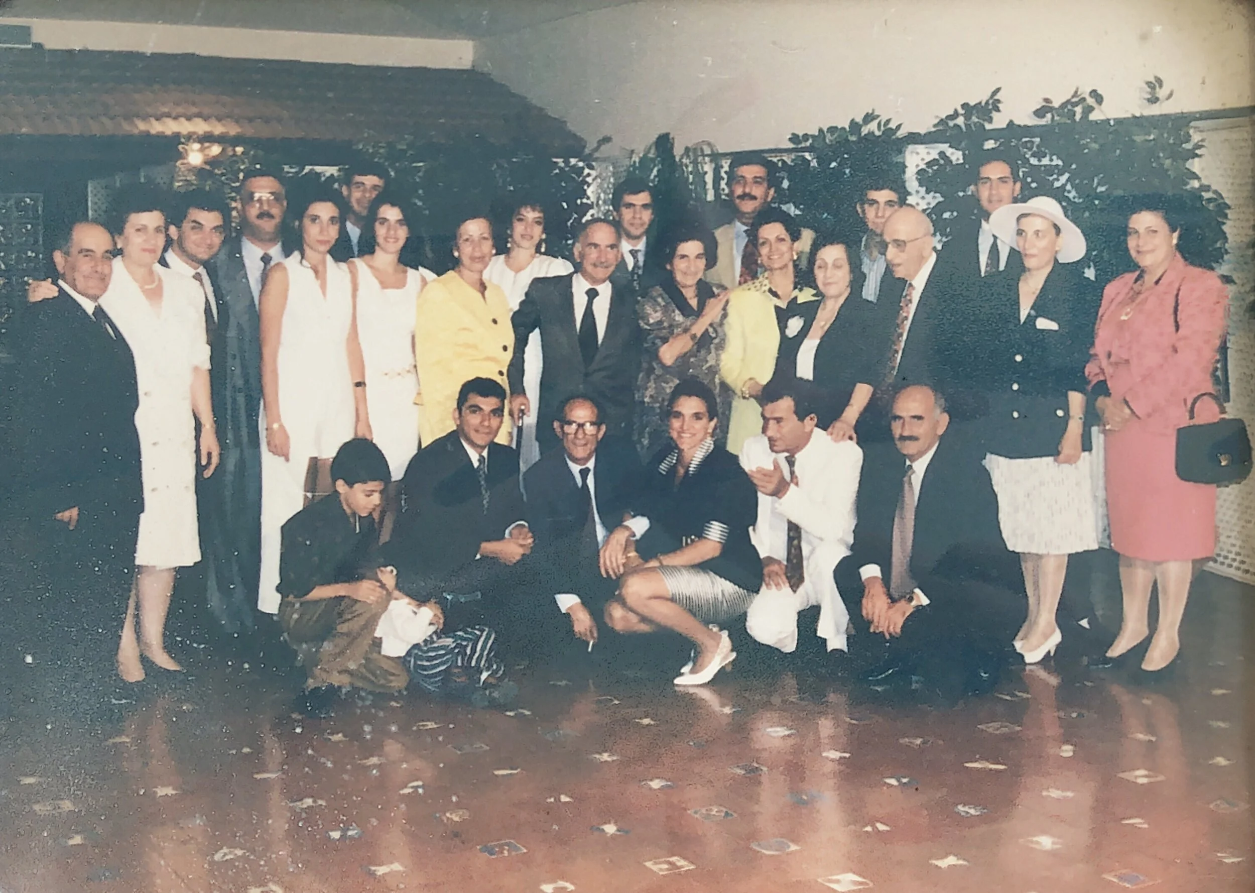 Los hermanos Sayegh, sus esposas y descendencia en los años noventa en Caracas.