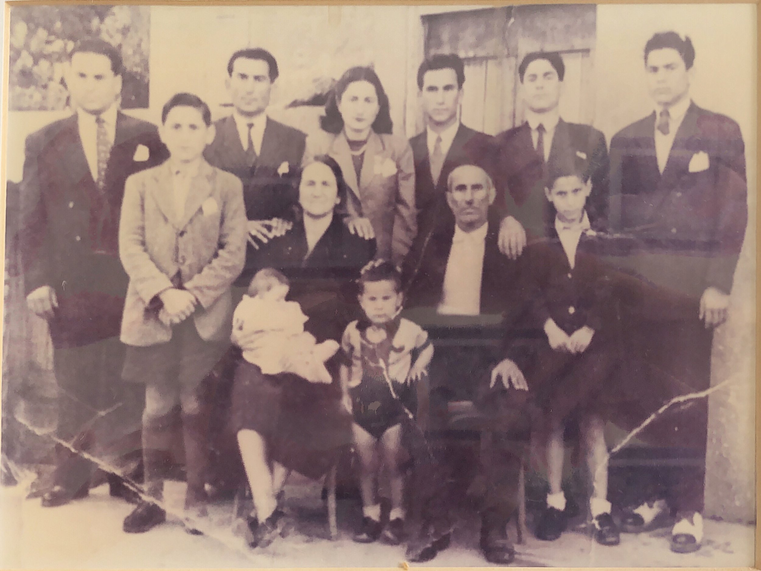 Familia Sayegh en Zgharta a principios de siglo.