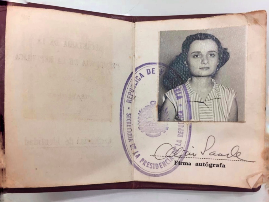 El credencial de identidad de Alicia durante su trabajo en la Secretaria de la Presidencia de la República