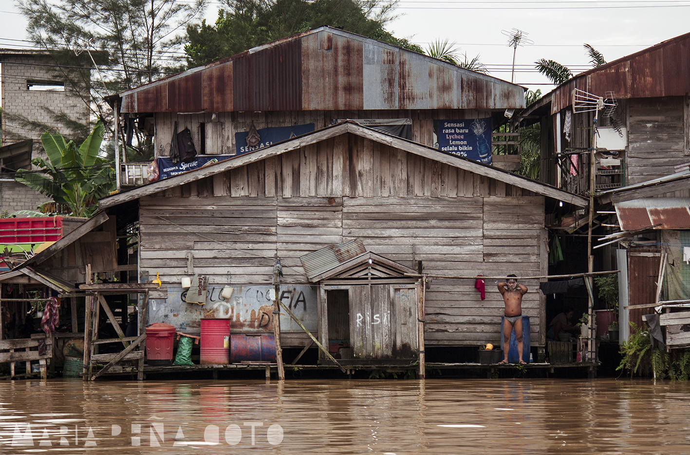  La siguiente serie captura momentos de la vida en los poblados a las orillas del río Mahakam, en la isla de Kalimantan, Indonesia. Se trata de lugares que ni siquiera aparecen en el mapa. Para llegar a ellos es necesario que un pescador local nos ac
