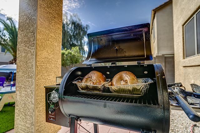 Smoking a couple of turkey breasts for a Christmas party tonight on the @pitbossgrills 🙌 Using Apple wood pellets, injected with butter and covered in @slavosaltseasonings garlic blend 🤘🔥🦃🎄🍾
#bowhuntingaz #pitboss #pitbossnation #pitbossgrills 