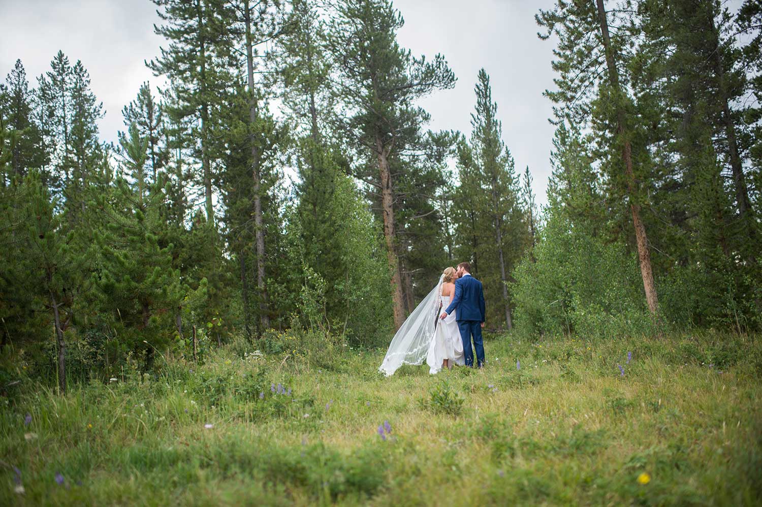 Organic Mountain Wedding in Tabernash, Colorado | Bello & Blue Events | Colorado & Denver Wedding Planner