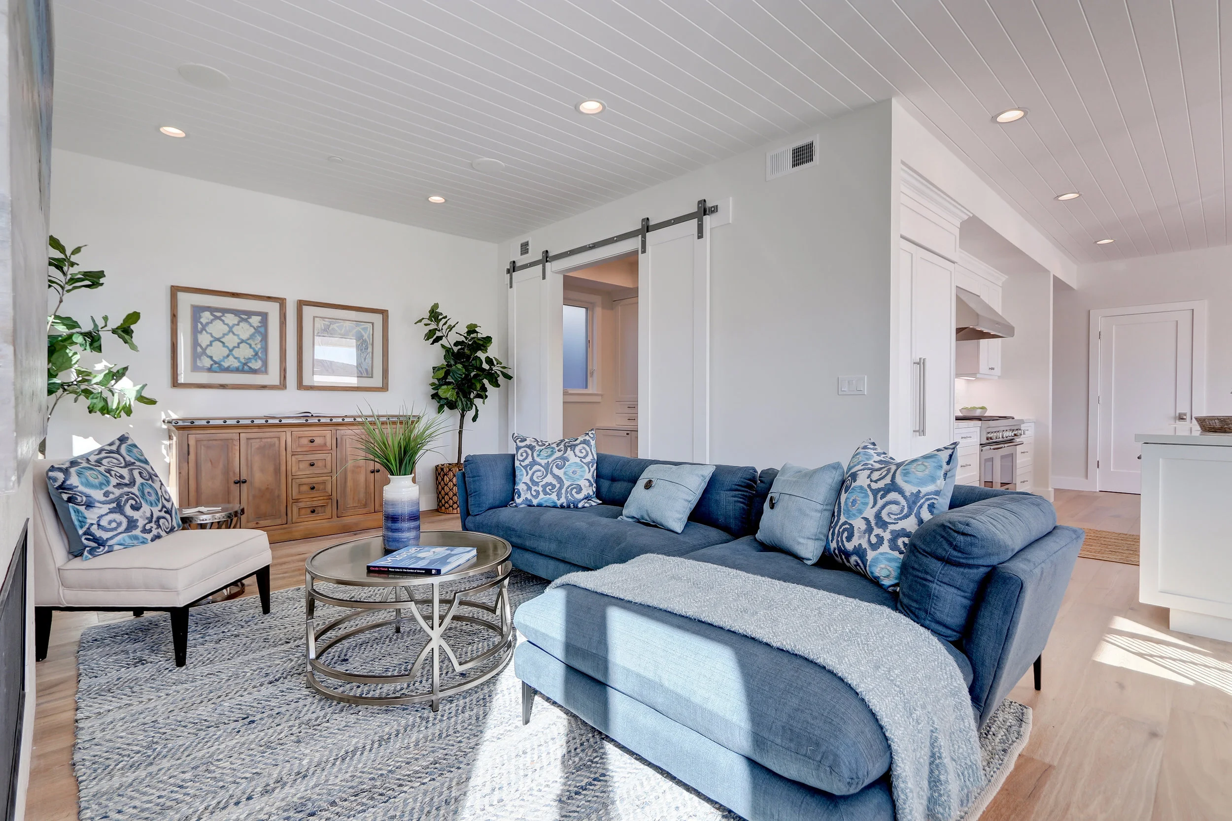 Lane - 1307 Gertruda_Family room4.jpg