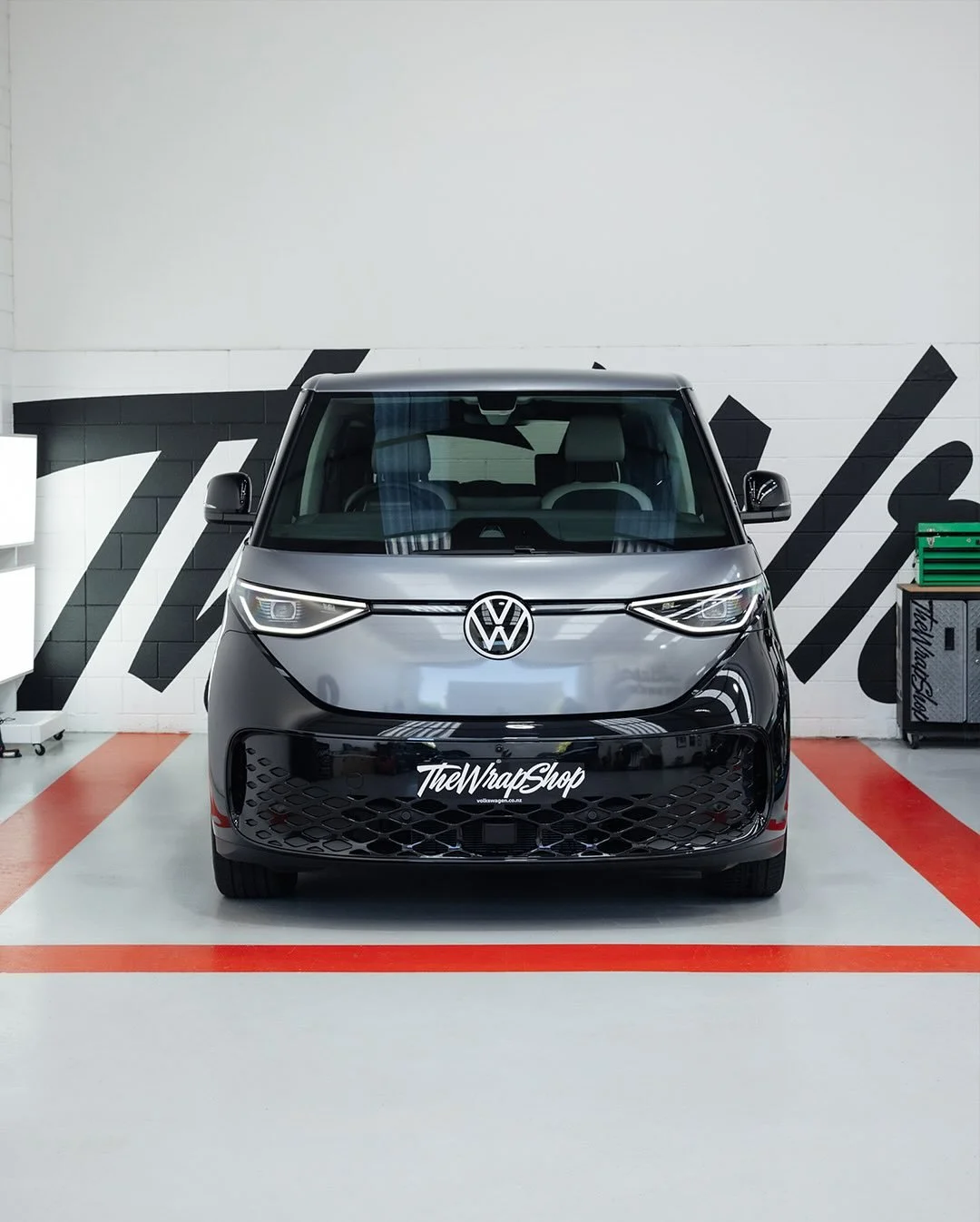 Modern electric, classic contrast &mdash; Volkswagen I.D. Buzz with a sleek Anthracite Metallic top half wrap ⚡️🏁

@volkswagen_nz 

#thewrapshop #paintisdead #idbuzz #volkswagen
