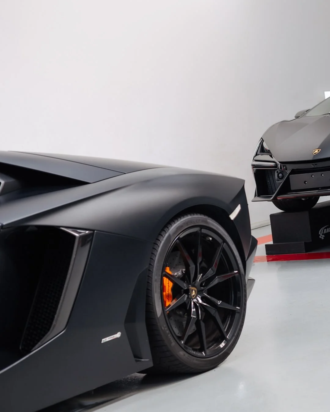 Two eras, same legacy 🐂🐂

#thewrapshop #paintisdead #lamborghini #aventador #reveulto