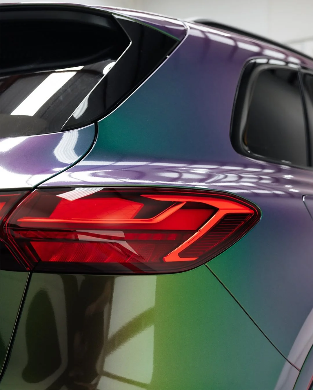 From purple to green&mdash;and every shade in between. 
Audi SQ5 wrapped in Avery Gloss Urban Jungle. 🏁 

@giltrapaudinorthshore