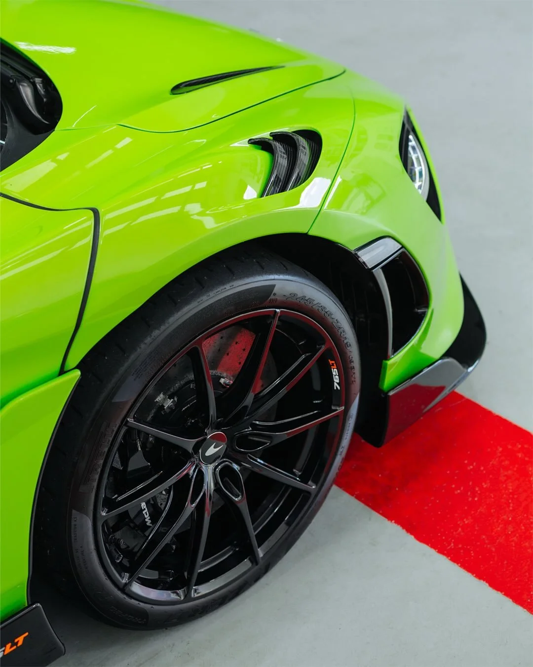 McLaren 765LT now locked in with Profilm Ultra Clear Pro 💚🏁

@profilm_group 
@mclarenauckland 

#thewrapshop #paintisdead #mclaren #765LT