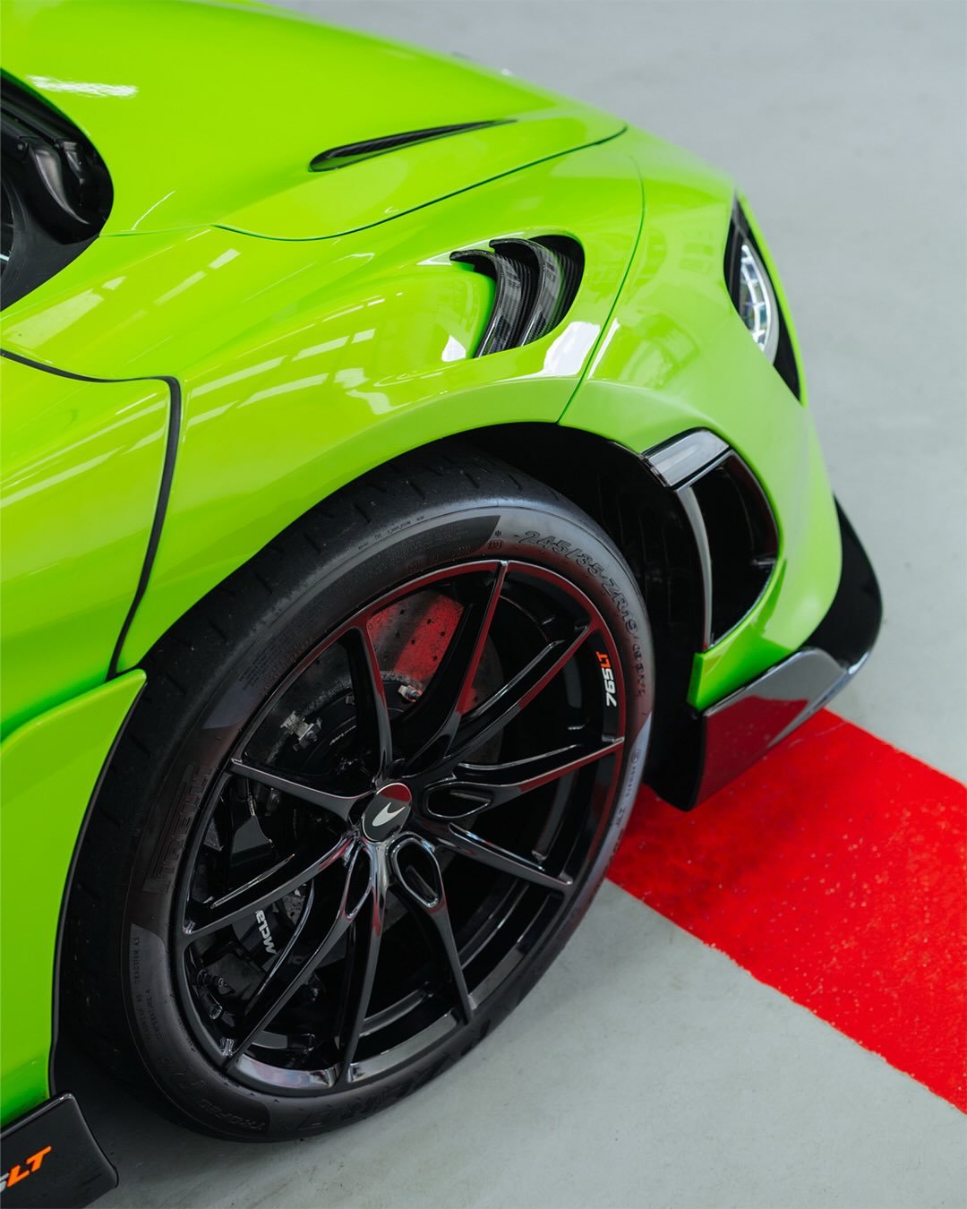 McLaren 765LT now Profilm protected 🔒💚🏁

@profilm_group 
@mclarenauckland 

#thewrapshop #paintisdead #mclaren #765LT