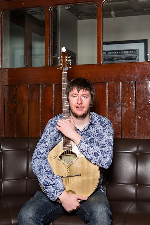 DAOIRI FARRELL Vocals, Bouzouki Daoiri's versatile repertoire consists of Irish traditional songs, humour ballads, songs of exile, popular contemporary songs and much more, with a particular grá for uncovering much less well known songs. Farrell has just released his second solo album to great critical acclaim.