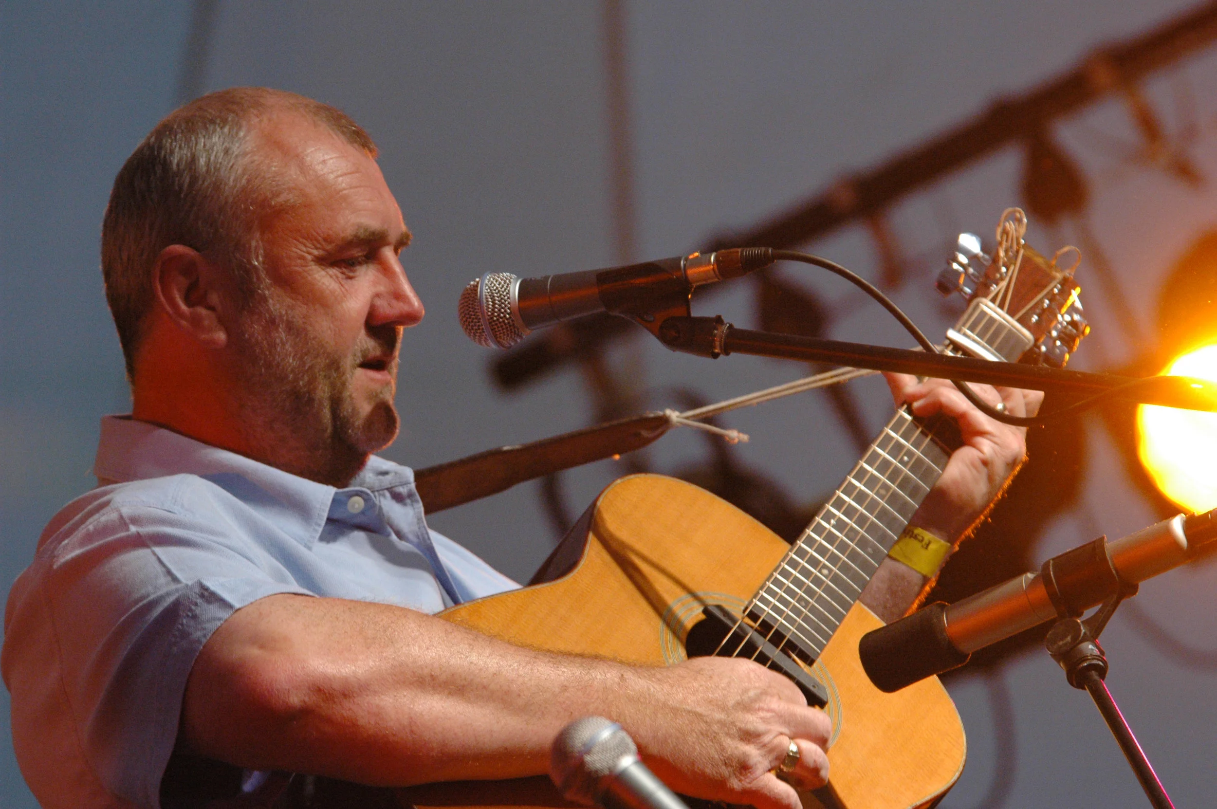 BOB FOX (UK) One of the UK’s finest exponents of storytelling through song, Bob Fox is deeply influenced by the working class culture and industrial folk song prevalent in his native County Durham. For over 40 years he has toured extensively throughout the UK, Europe, USA, New Zealand and Australia. Twice nominated as Best Folk Singer in the BBC Folk Awards Bob has long been a favourite on the live circuit.