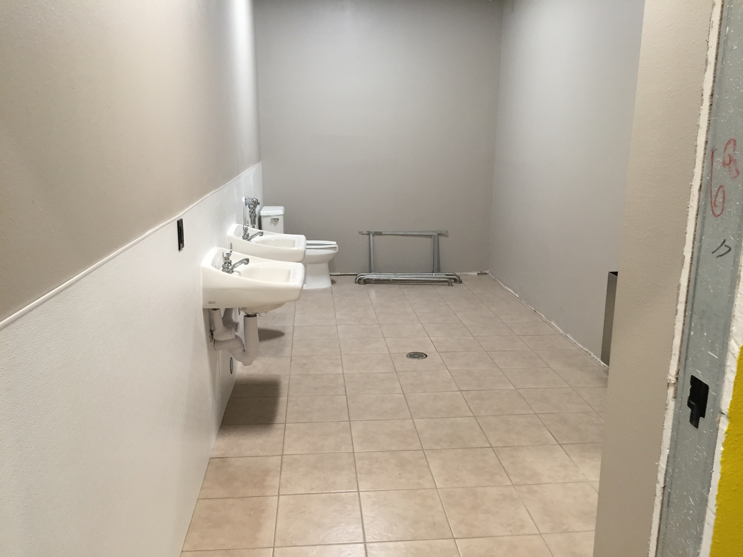 Bathrooms are awaiting the final touches (accessories, partitions).